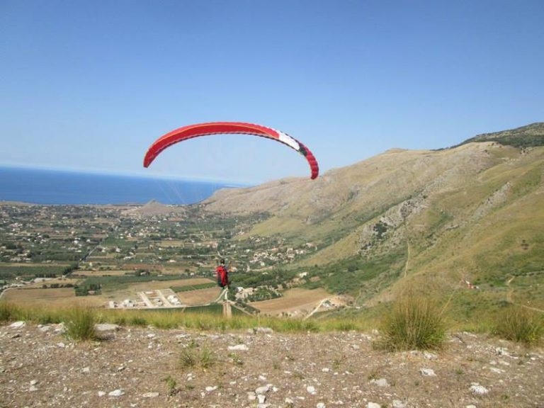 Parapendio in Sicilia, in volo sui paesaggi del trapanese Bagliori di